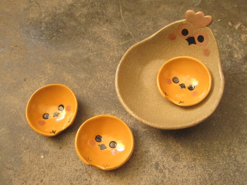 DoDo手作 动物造型碗-母鸡带小鸡(浅碗+筷架碟*3) - 碗 - 陶 黄色