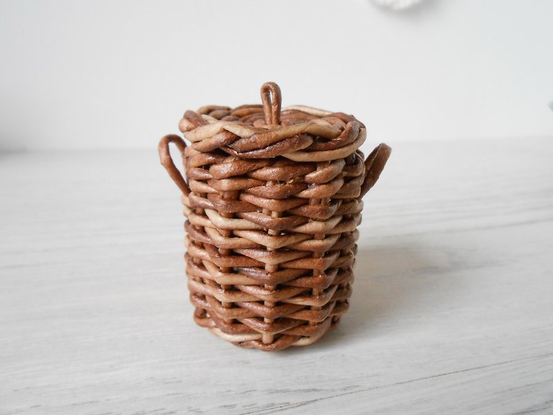 Miniature laundry basket. pocket basket. 1:12 basket - 玩偶/公仔 - 纸 咖啡色