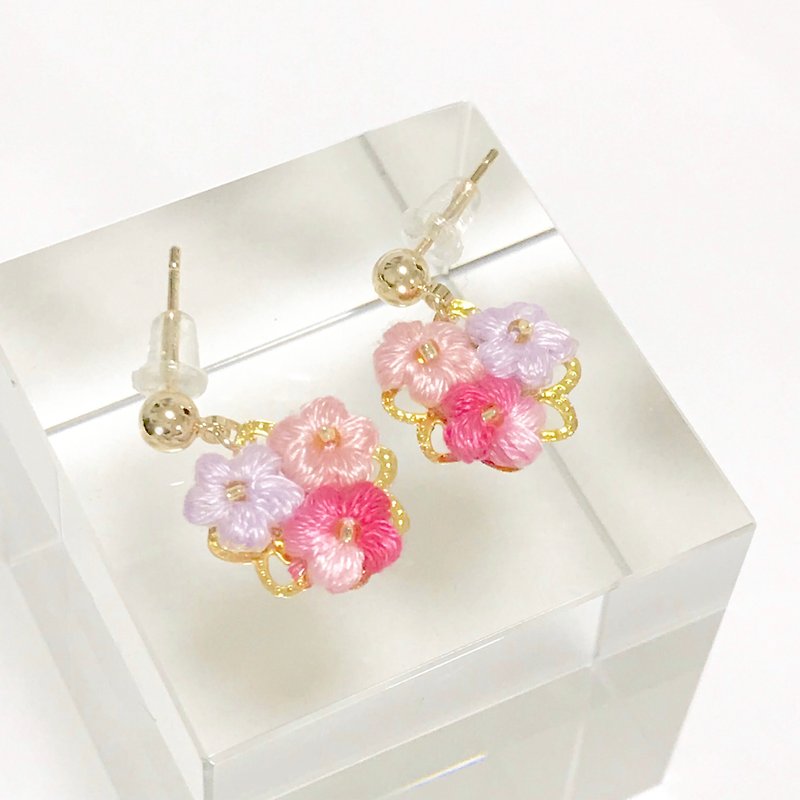 Tiny flower dangle earring - 耳环/耳夹 - 绣线 粉红色