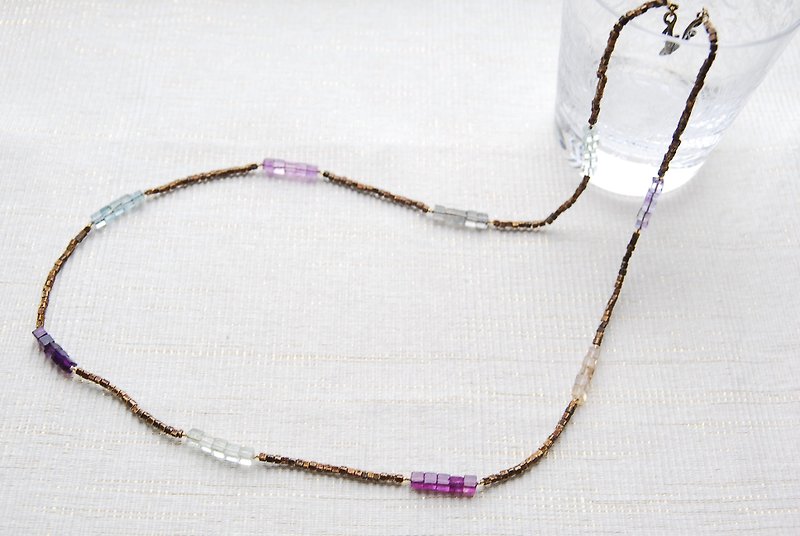 キューブ型フローライトと真鍮ビーズのロングネックレス - 长链 - 宝石 紫色