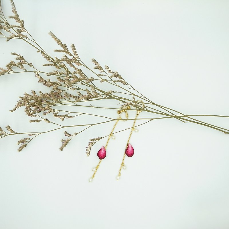 蔷薇花瓣 手工刺绣耳环 - 耳环/耳夹 - 绣线 红色