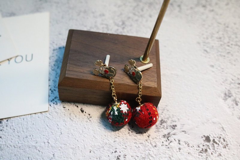 圣诞系列麋鹿耳钉呢子彩球耳饰Earrings - 耳环/耳夹 - 其他金属 红色