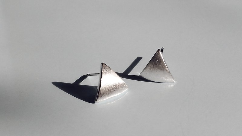 S Lee-925银 手作 雾面三角耳针\耳环 - 耳环/耳夹 - 其他金属 