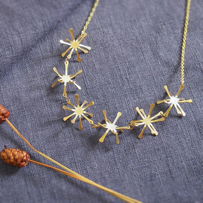 Ixora statement brass necklace handmade - 项链 - 铜/黄铜 金色