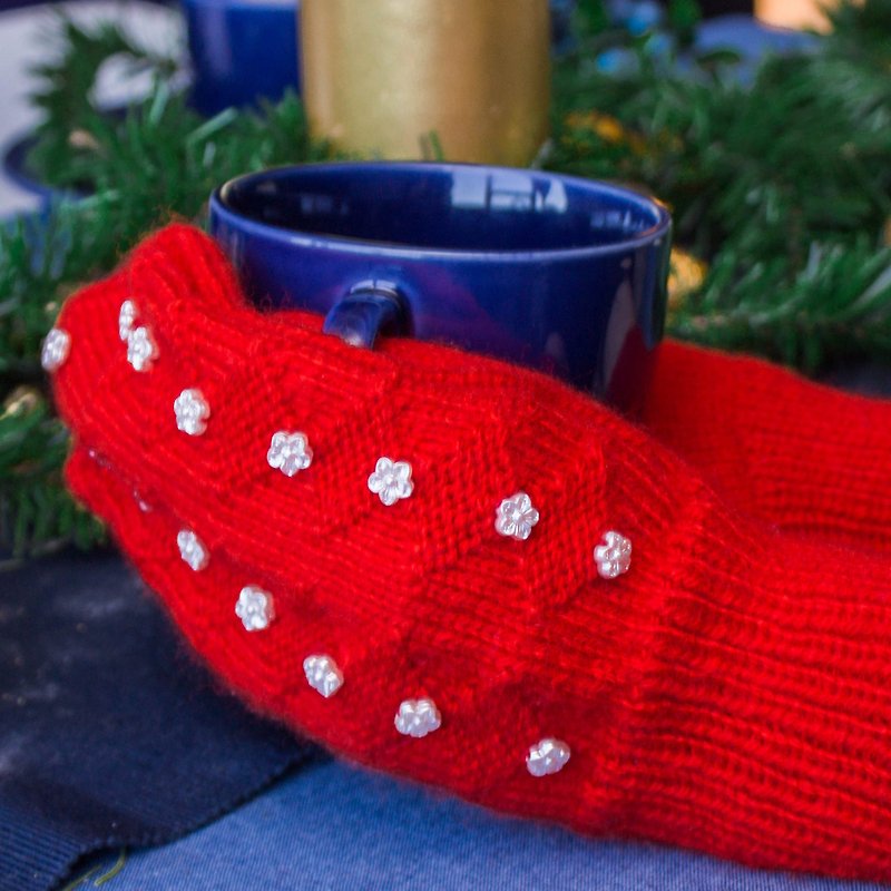 Red mittens adorned with snowflake patterns. Hand knitted. - 手套 - 羊毛 红色