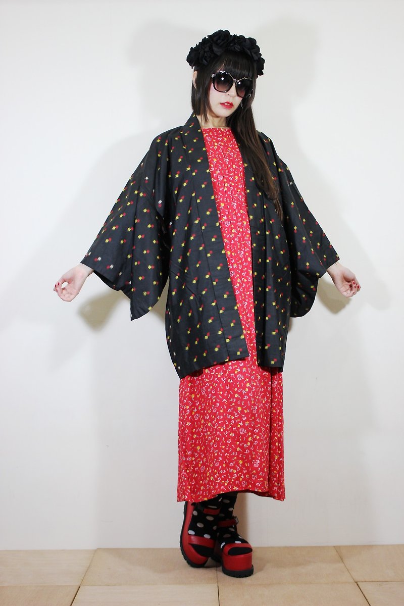 F2067[日本制和服](Vintage)黑色底红色方块织纹日本和服羽织（はおり）(生日礼物推荐好物) - 女装休闲/机能外套 - 棉．麻 黑色