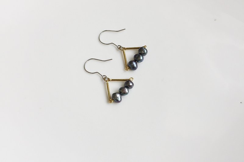 墨鱼丸子 珍珠黄铜造型耳环 - 耳环/耳夹 - 宝石 黑色