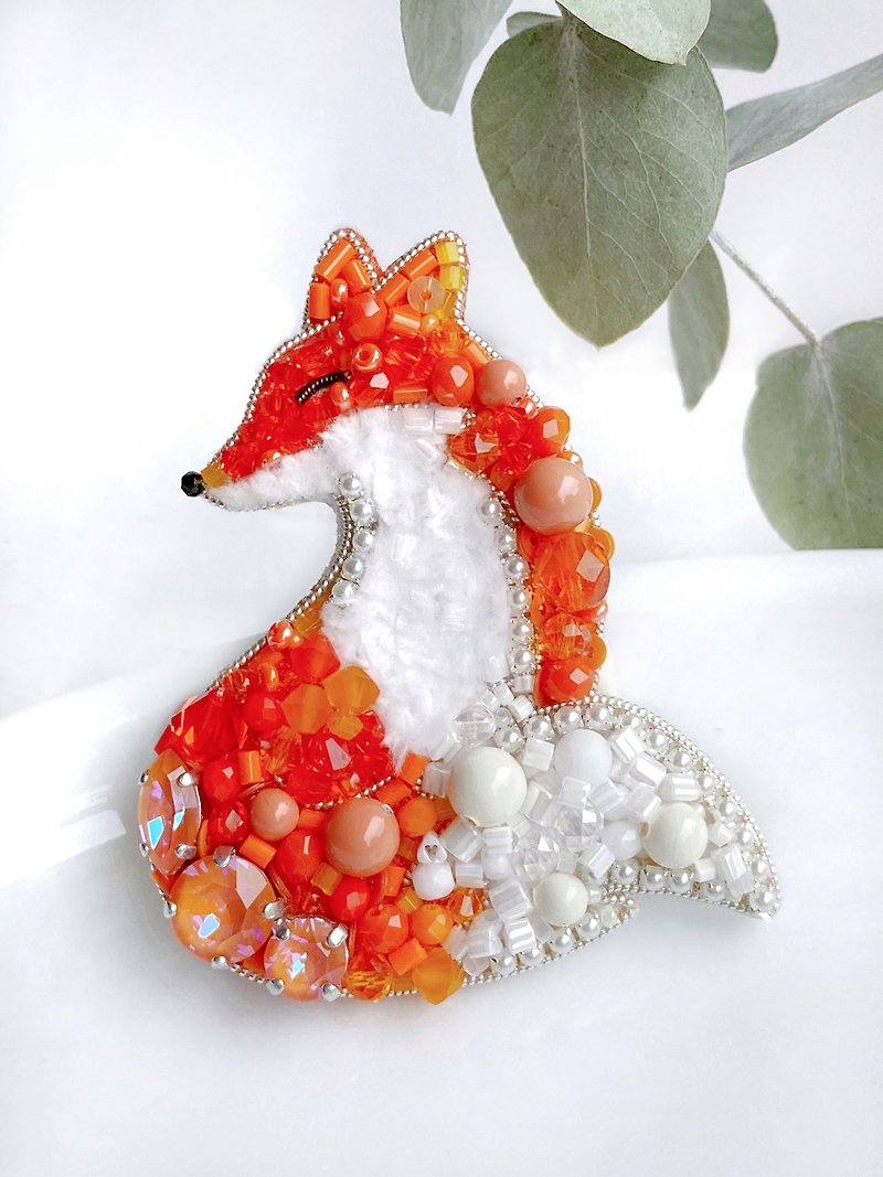 Handmade red fox brooch Kitsune pin Animal Beaded brooch Lapel pin - 徽章/别针 - 水晶 红色