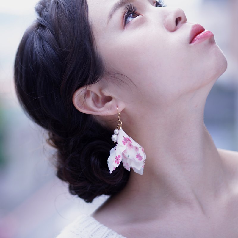 Yuna 优奈 粉红碎花日制和服棉布花垂坠耳环 - 耳环/耳夹 - 其他材质 粉红色