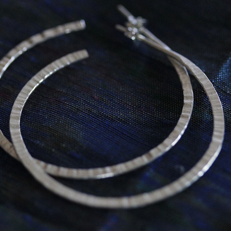 Handmade loop earrings in hammered silver wire (E0112) - 耳环/耳夹 - 银 银色