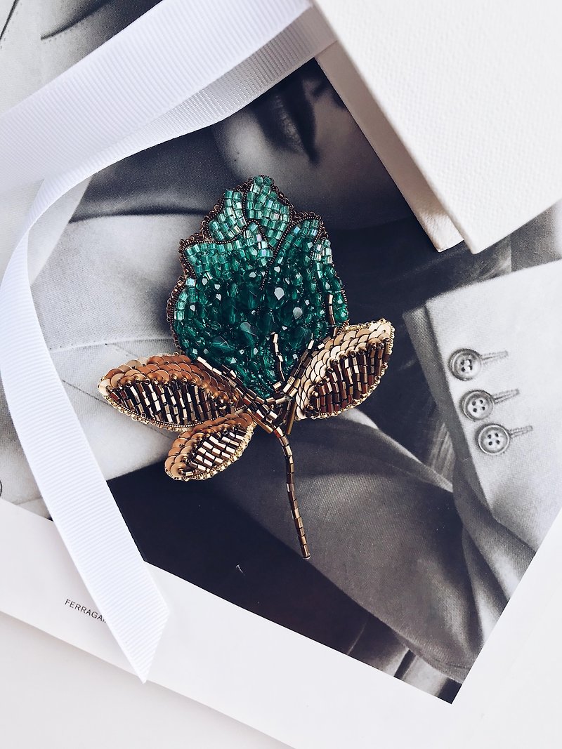 Emerald beaded Rose Brooch Jewelry, Embroidered rose Flower brooch, Handmade - 胸针 - 玻璃 绿色