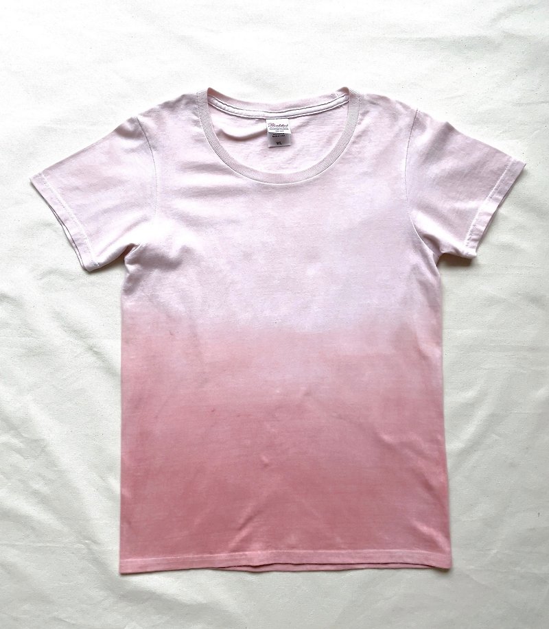日本製 手染め Tropical Time 優しいピンクのグラデーション泥染したコットンTシャツ Mud dyed cotton - 女装 T 恤 - 棉．麻 粉红色