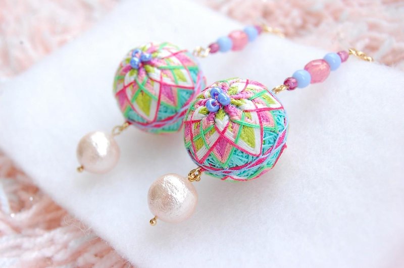 tachibanaya spring 手毬 earrings ノンホール ピアス パール ピンク 緑 - 耳环/耳夹 - 绣线 多色