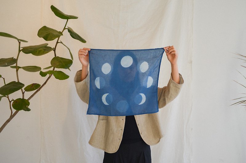 Natural indigo hand-dyed | Moon | utilities square cloth for cozy life - 丝巾 - 棉．麻 蓝色