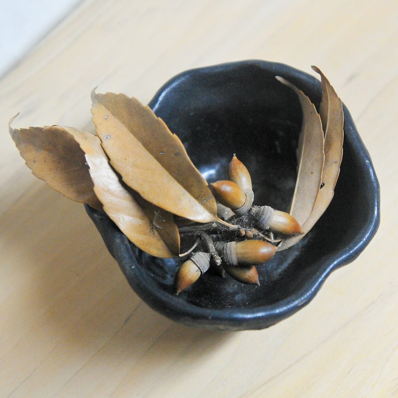 陶手作。黑色的舞动 手捏茶碗/置物桶 - 花瓶/陶器 - 陶 黑色