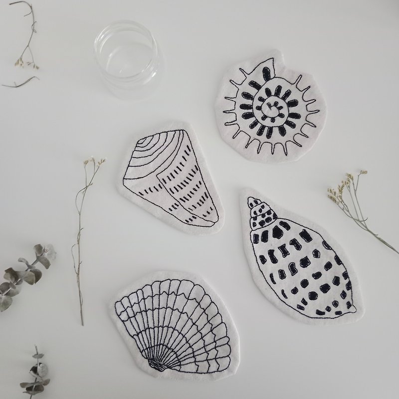 Black seashell coaster set 4 PCS hand embroidery cotton - 杯垫 - 棉．麻 白色