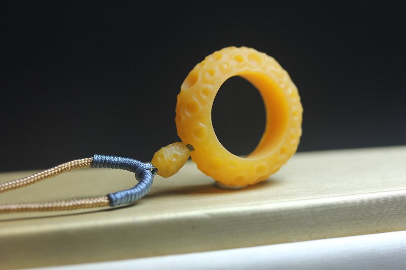 【月】黄蜡石 设计月球表面肌理纹理  原创创意吊坠 项链 挂件 - 项链 - 玉石 橘色