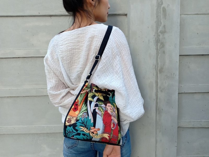 Frida Kahlo bucket bag - 侧背包/斜挎包 - 棉．麻 黑色