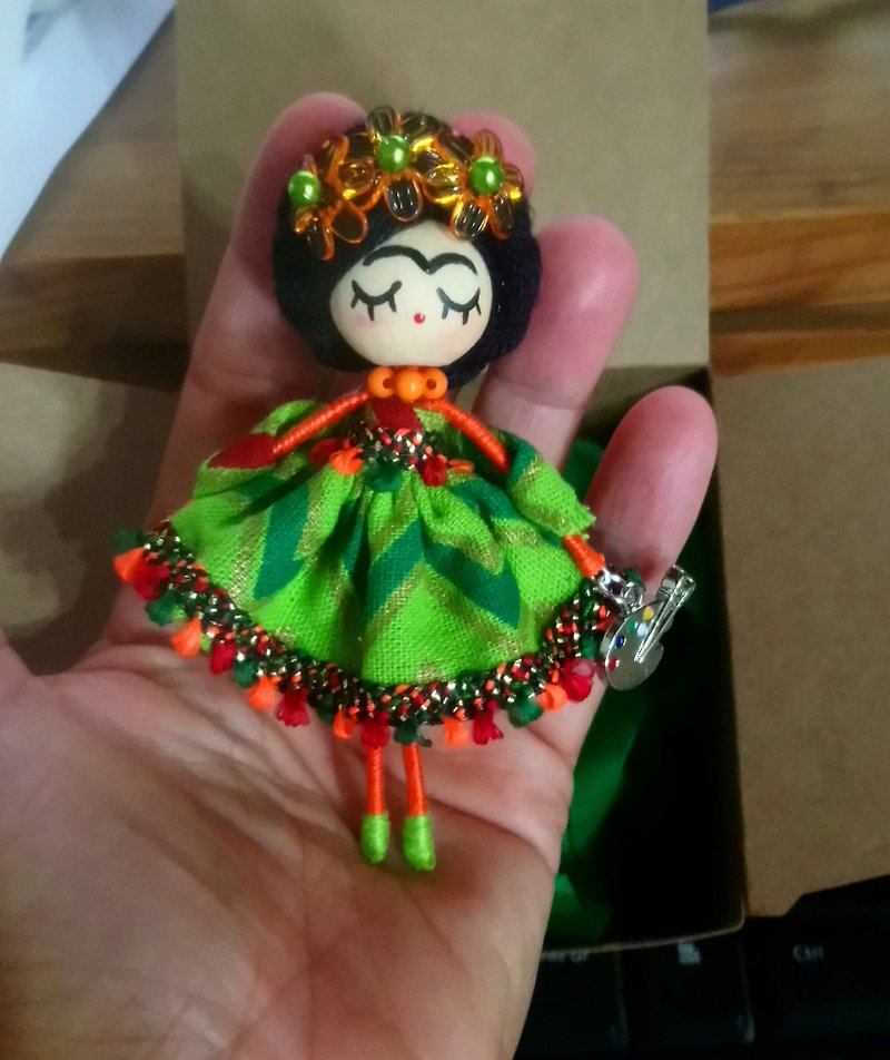 Brooch doll Frida Kahlo - 胸针 - 木头 多色