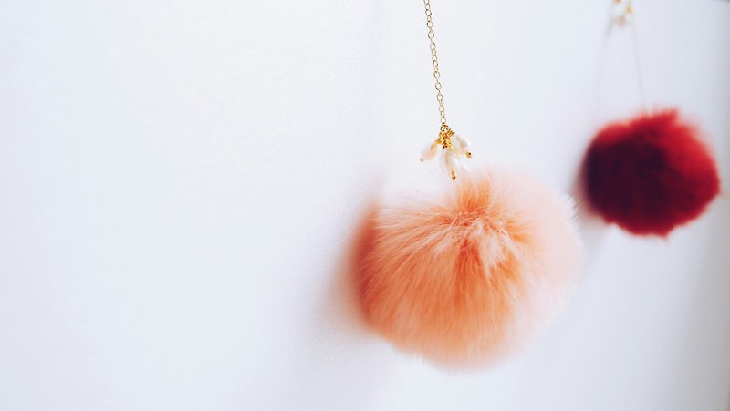 提灯(鲑鱼粉)--淡水真珠单颗鲑鱼粉毛球垂坠耳环 - 耳环/耳夹 - 其他金属 粉红色