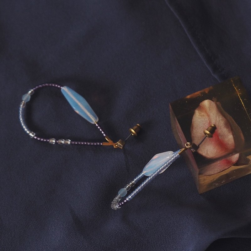 【 限量 】优雅玻璃珠 水滴圈状耳环 蓝紫 - 耳环/耳夹 - 铜/黄铜 紫色