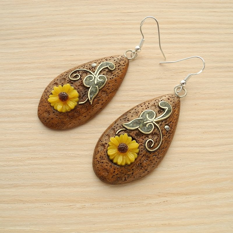Wooden teardrop earrings with flowers - 耳环/耳夹 - 木头 多色