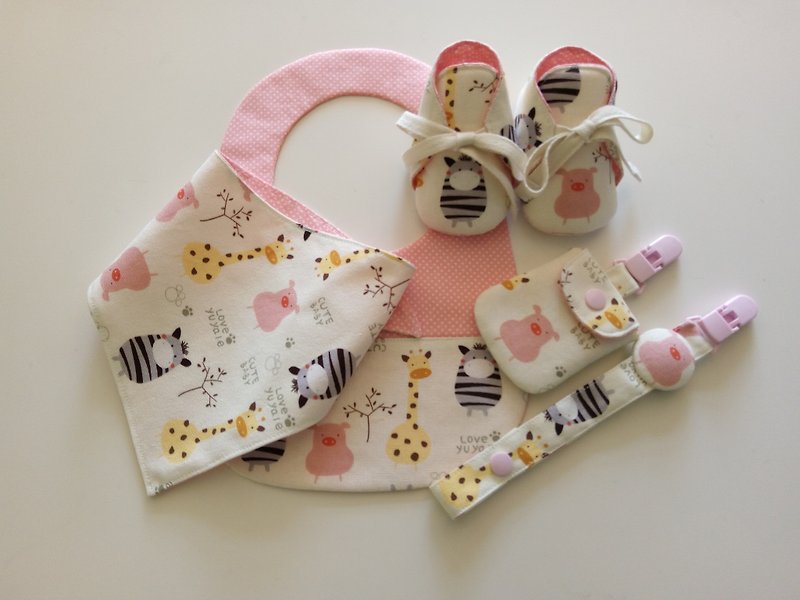 粉里布动物园弥月礼物  婴儿鞋+围兜+领巾+平安福袋+奶嘴夹 - 围嘴/口水巾 - 棉．麻 粉红色