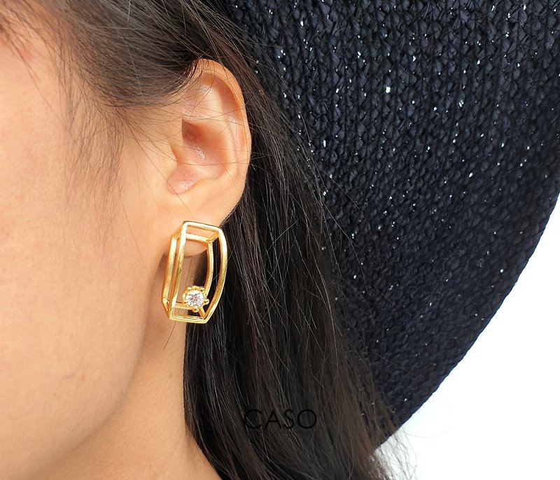 Caso jewelry Long structured earrings - 耳环/耳夹 - 其他金属 金色