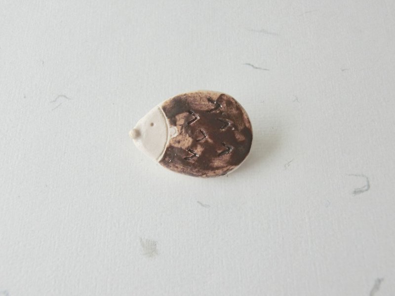 石下 / 啡色刺猬 陶瓷扣针 胸针 别针 - 胸针 - 瓷 咖啡色