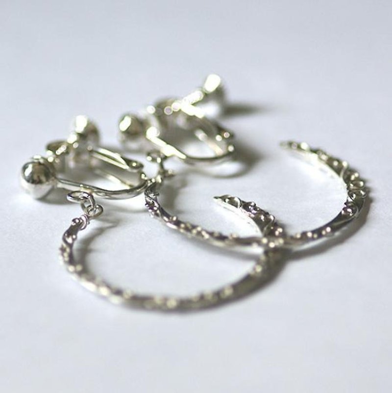 サイドアラベスクフープイヤリング - 耳环/耳夹 - 其他金属 银色