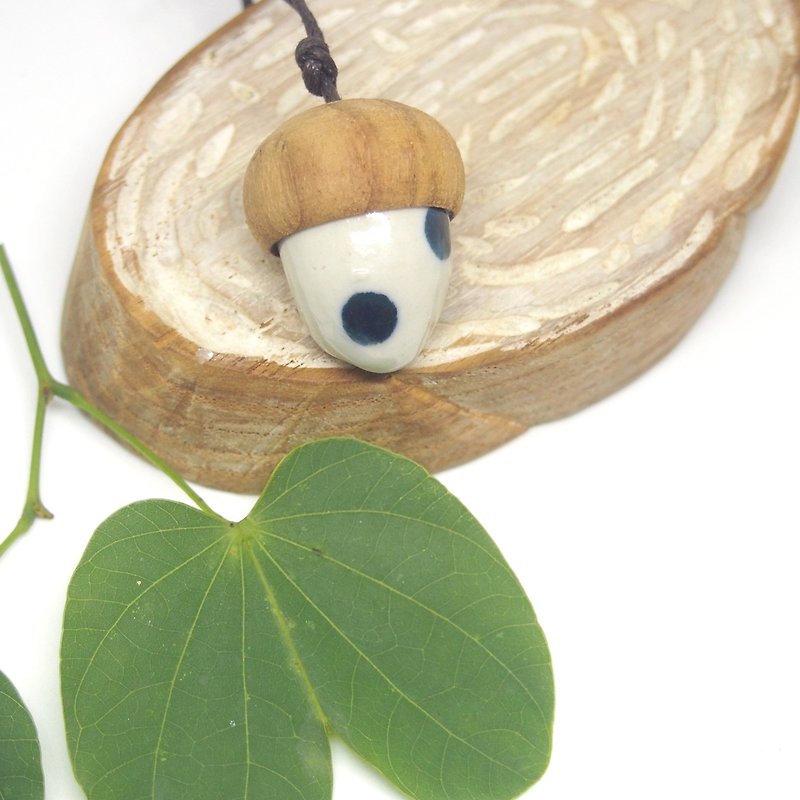 Acorn mini pendant 'indigo m dots' / ceramic x teak wood - 项链 - 陶 蓝色
