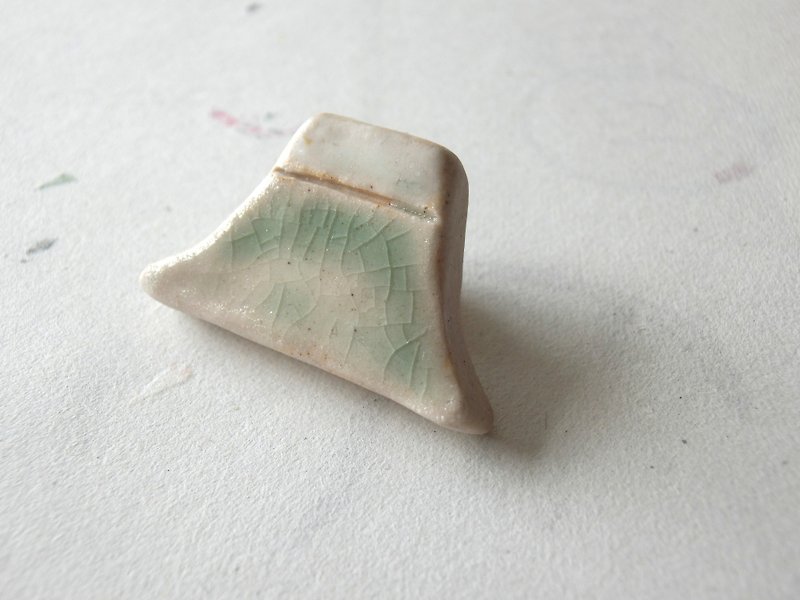石下 / 冰 淡绿色 富士山 小山 陶瓷 扣针 胸针 别针 - 胸针 - 陶 绿色