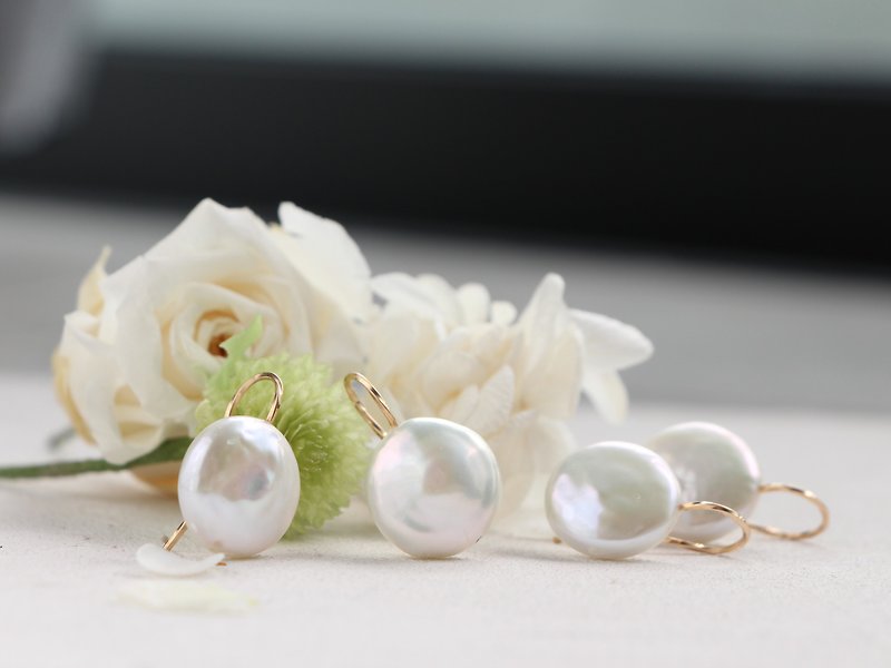 14kgf- coin pearl pierced earrings - 耳环/耳夹 - 其他金属 白色