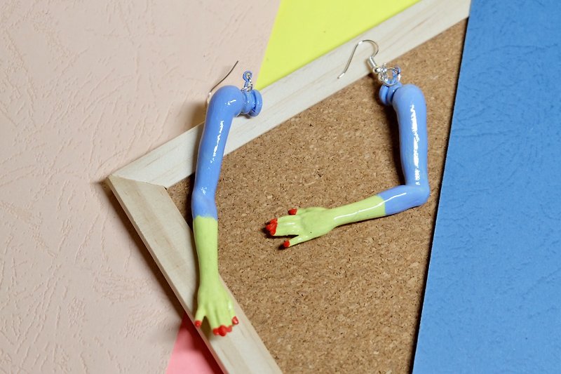 童趣趣怪玩味改造手绘怪诞荒延芭比手臂耳环 - 耳环/耳夹 - 塑料 绿色