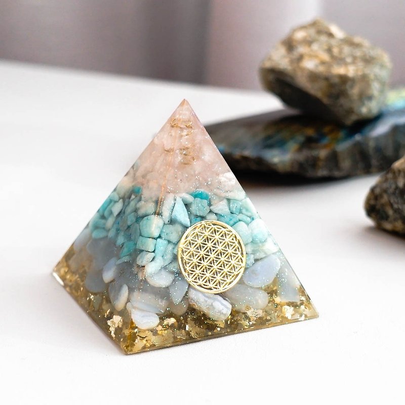 【粉晶、天河石、蓝玉髓】奥根水晶能量金字塔Orgonite 6x6 cm - 摆饰 - 水晶 多色