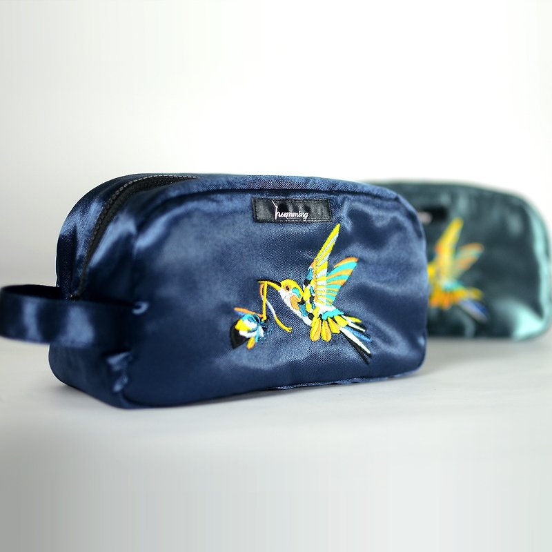 humming- 送花礼的蜂鸟 Embroidery cosmetic bag〈刺绣吐司包〉-蓝宝石 - 化妆包/杂物包 - 绣线 蓝色