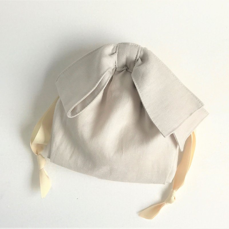 リネンツイル アシンメトリーリボン巾着ポーチ アイボリーベージュ - 化妆包/杂物包 - 棉．麻 黄色