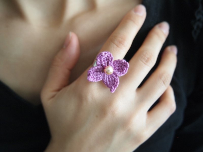 日系粉红人造珍珠配紫色蕾丝线人手编织花系戒指 - 戒指 - 绣线 紫色