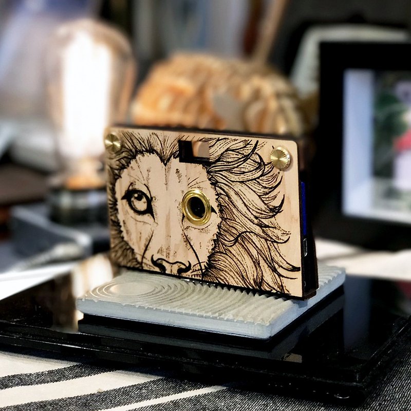 Pinkoi限定 - Paper Shoot 纸可拍 桧木相机 看见系列 - 狮子 (含精装盒特、特效镜头2颗与8G SD卡) - 相机 - 纸 咖啡色