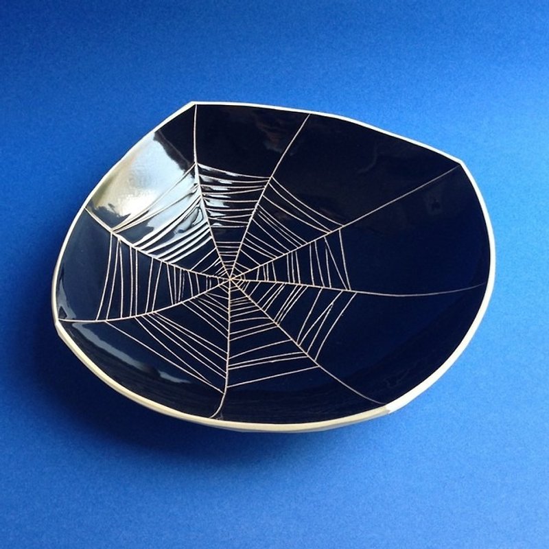 皿 (蜘蛛の巣）黒　plate (spider web) black - 花瓶/陶器 - 蜡 黑色