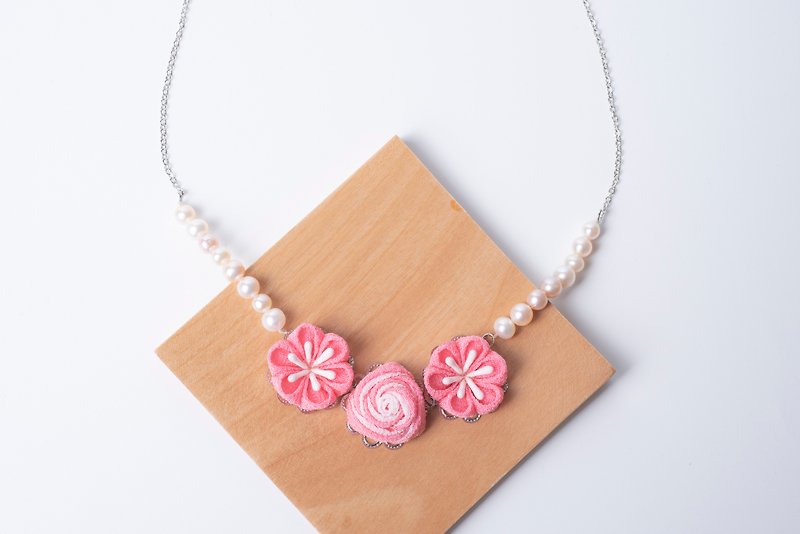 【珠华しゅか】つまみ细工 / 淡水珍珠和风布花玫瑰颈链 (桃色) - 项链 - 其他人造纤维 粉红色