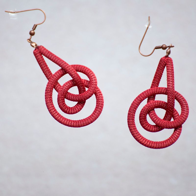 Lussli针织耳环 : 粼 - 暗红 - 耳环/耳夹 - 丝．绢 红色