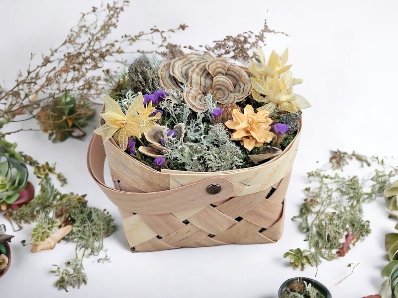 Wicker basket with mushrooms, moss, lichens, cones and flowers - 干燥花/捧花 - 环保材料 卡其色