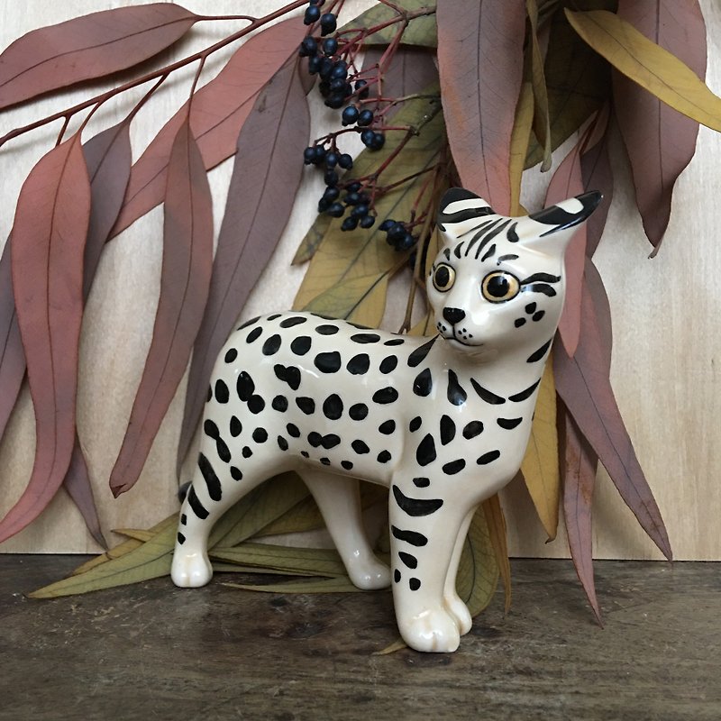 Serval handmade  figurine, cat statuette, cat figurine, porcelaine cat figurine