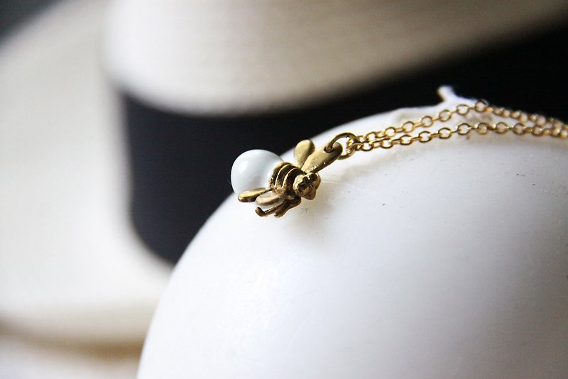 Firefly Tiny Charm Necklace – September Room – Handmade Pendant Jewelry - 项链 - 其他金属 金色