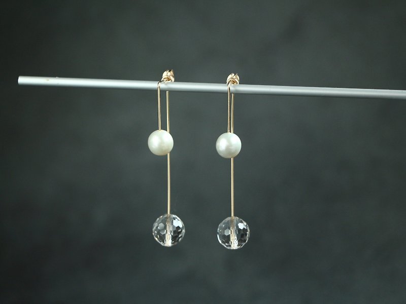 14kgf-pearl × crystal twin pierced earrings - 耳环/耳夹 - 其他金属 白色