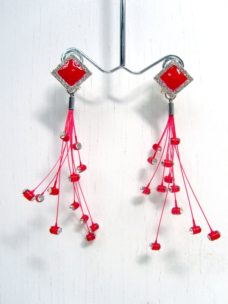 TIMBEE LO 流星耳环 塑料轻巧 缀水晶装饰 - 耳环/耳夹 - 塑料 红色