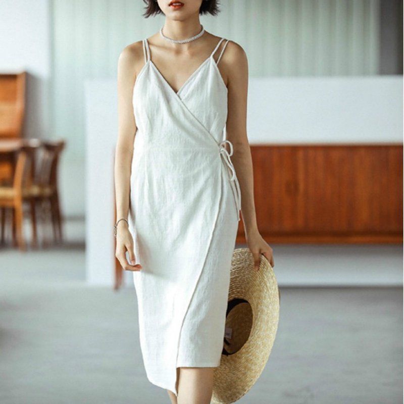 Desert Flower 白色法式V领绑带吊带洋装 肌理亚麻棉质及膝连身裙 - 洋装/连衣裙 - 棉．麻 白色