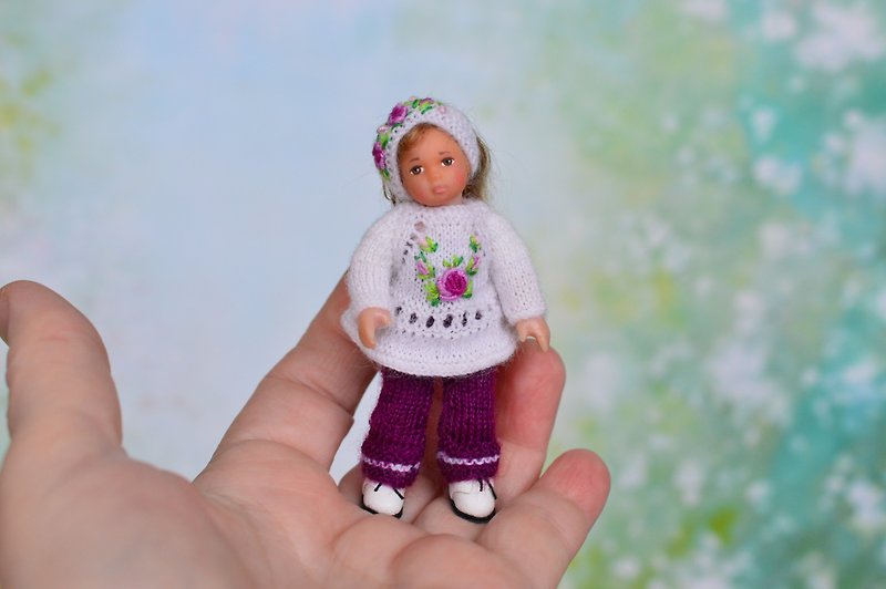Miniature doll child in 12th scales. - 玩偶/公仔 - 其他材质 白色