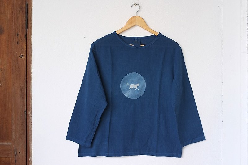 linnil: Cat x Indigo moon / long-sleeve shirt / natural indigo dye - 女装上衣 - 棉．麻 蓝色